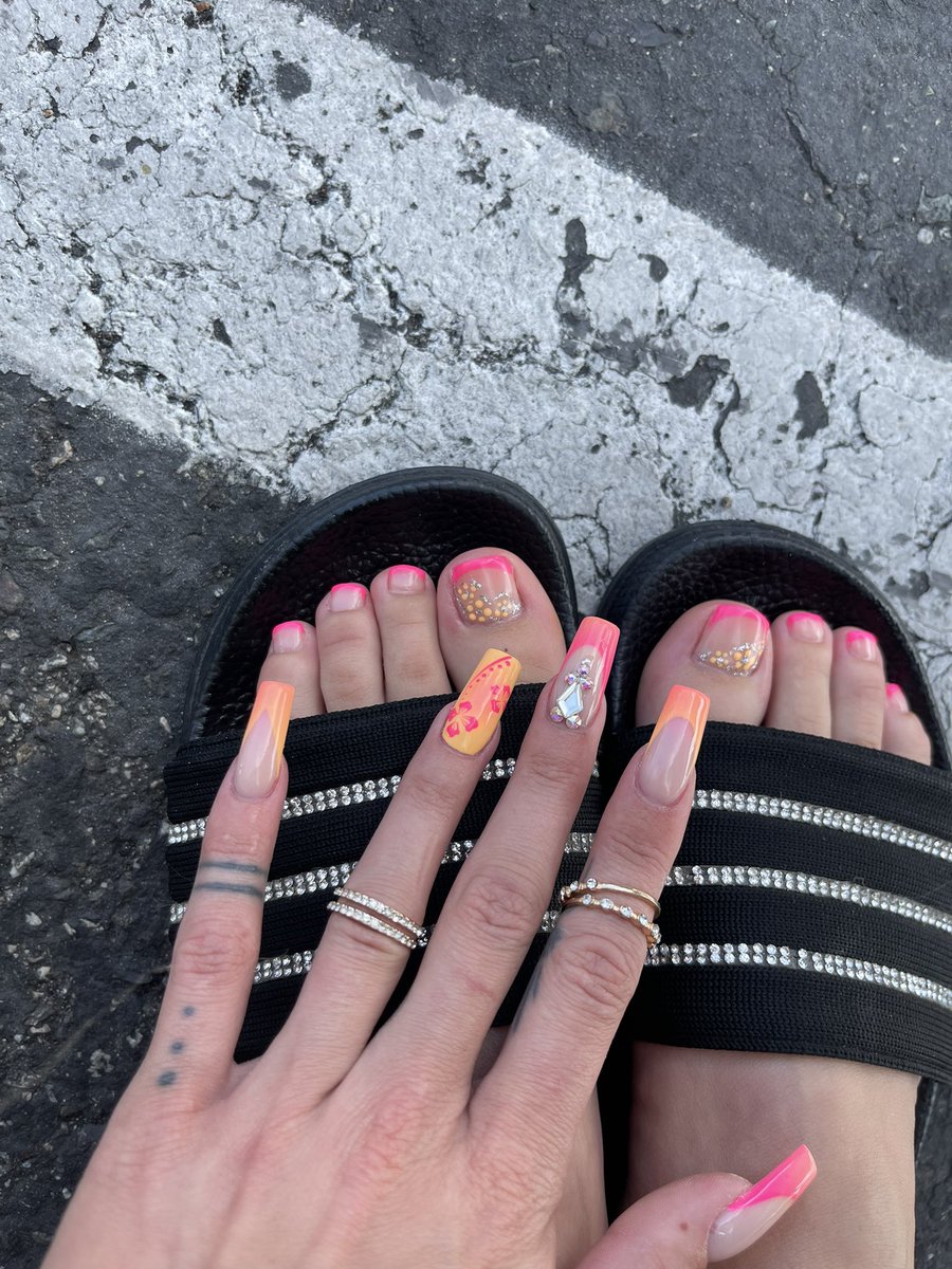 supatkelli's tweet photo. no phil did my nails so good this time wtf phil i am obsessed i am literally obsessed ✨🌺🧡💖🙌🏼 https://t.co/iMbKfIsdfA