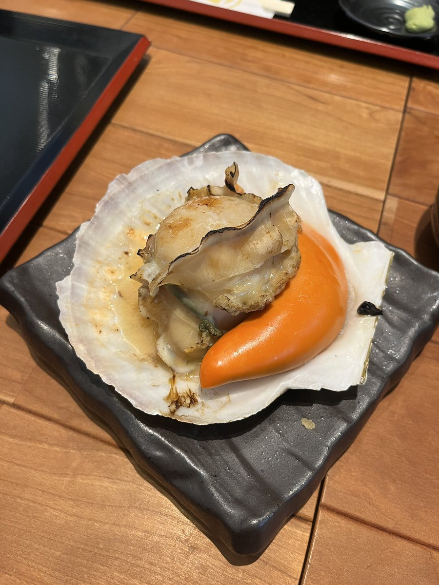 14yesSw's tweet photo. そういえばこの前北海道行った時
ホタテ食べたら真珠でてきた。
めっちゃ人気店なのに初めて見たって。
数十万分の一の確率らしいんだけど、すごくない？ https://t.co/QWMtCBpKYO