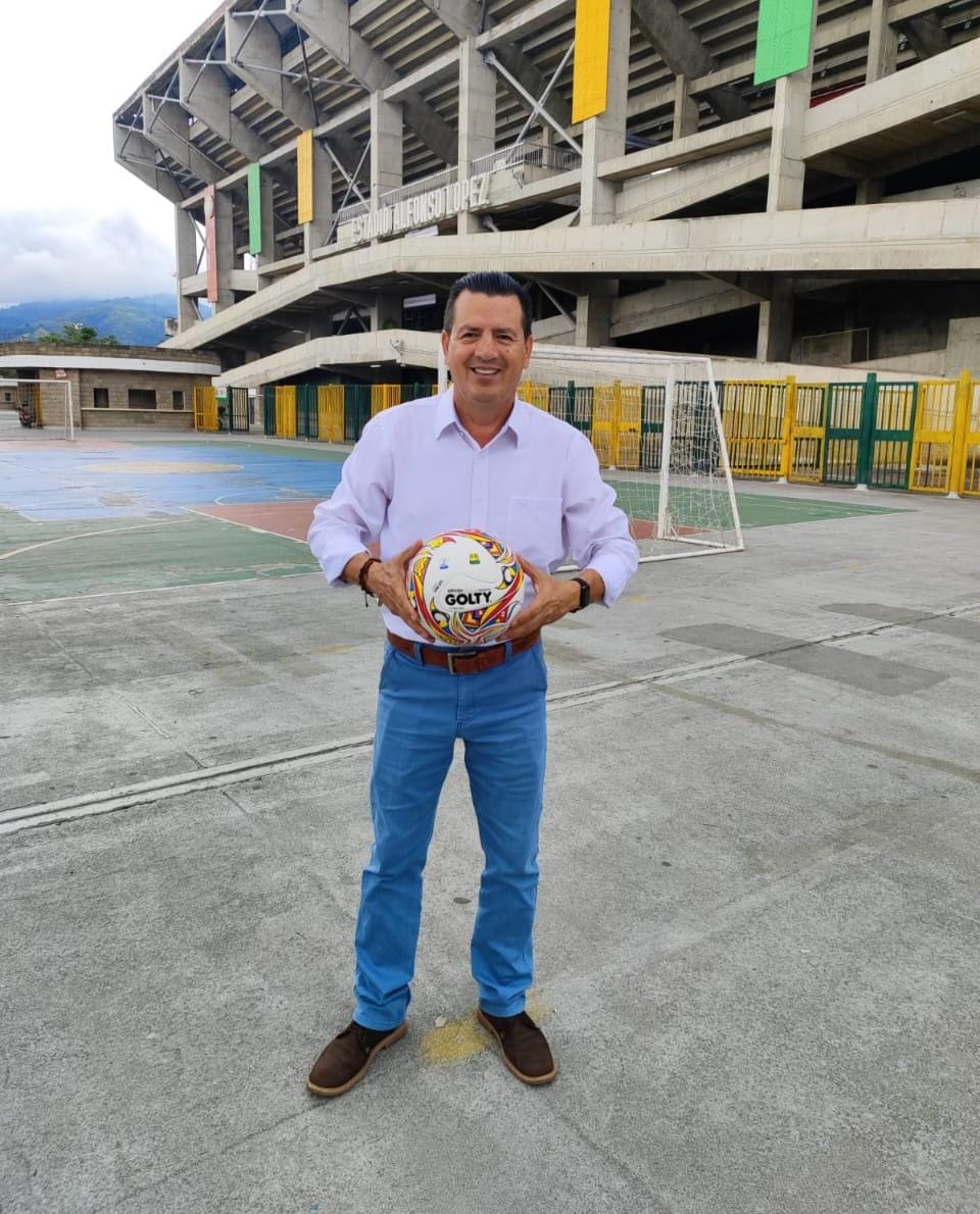 Con la ayuda de mi Dios seremos campeones del fútbol profesional colombiano, mi Bucaramanga del alma. Santa fe debe aceptar que somos superiores y que con nuestra humildad vamos a ganar,  santa fe debe  reconocernos como campeones desde ya. Que opinan señores, sígame y comenten.