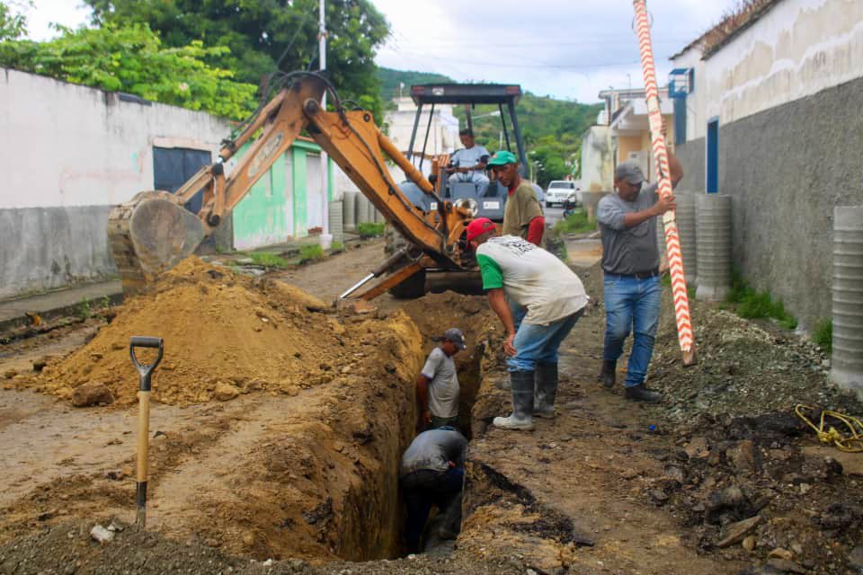 #11Jun En materia de servicios públicos, damos continuidad a la sustitución de 40 metros lineales de tuberías de aguas servidas en la calle Campo Elias del Casco de Turmero. Un proyecto que se cumple a través del 1x10 del Buen Gobierno del Pdte.<a href="/NicolasMaduro/">Nicolás Maduro</a> #NicoLeEchaPichón