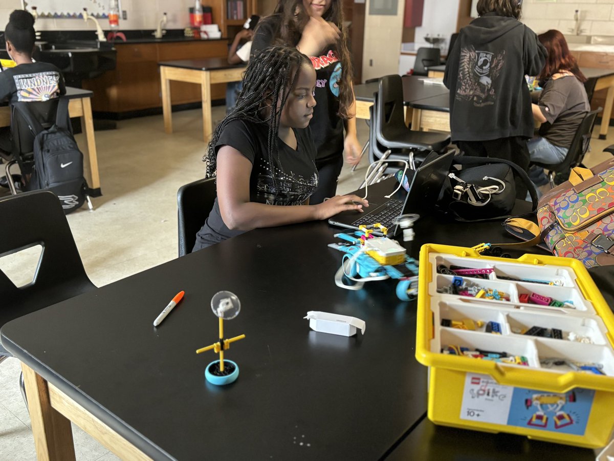 PiedmontlakesMs's tweet photo. STEM Camp robotics!! #engineeringlife #stemeducation #PiedmontStrong @PLMS_DrRay https://t.co/2EMWAGP2nj