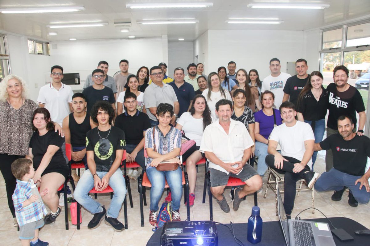 lucasaromero's tweet photo. 📍El “Potenciar Misiones” llegó a Candelaria para capacitar a jóvenes emprendedores locales en distintos oficios como ser, redes sociales, fotografía y venta 

👌🏻Junto a @HectorKico acompañamos la capacitación y dialogamos con los presentes que participaron en gran número. https://t.co/nqr36IHLqL