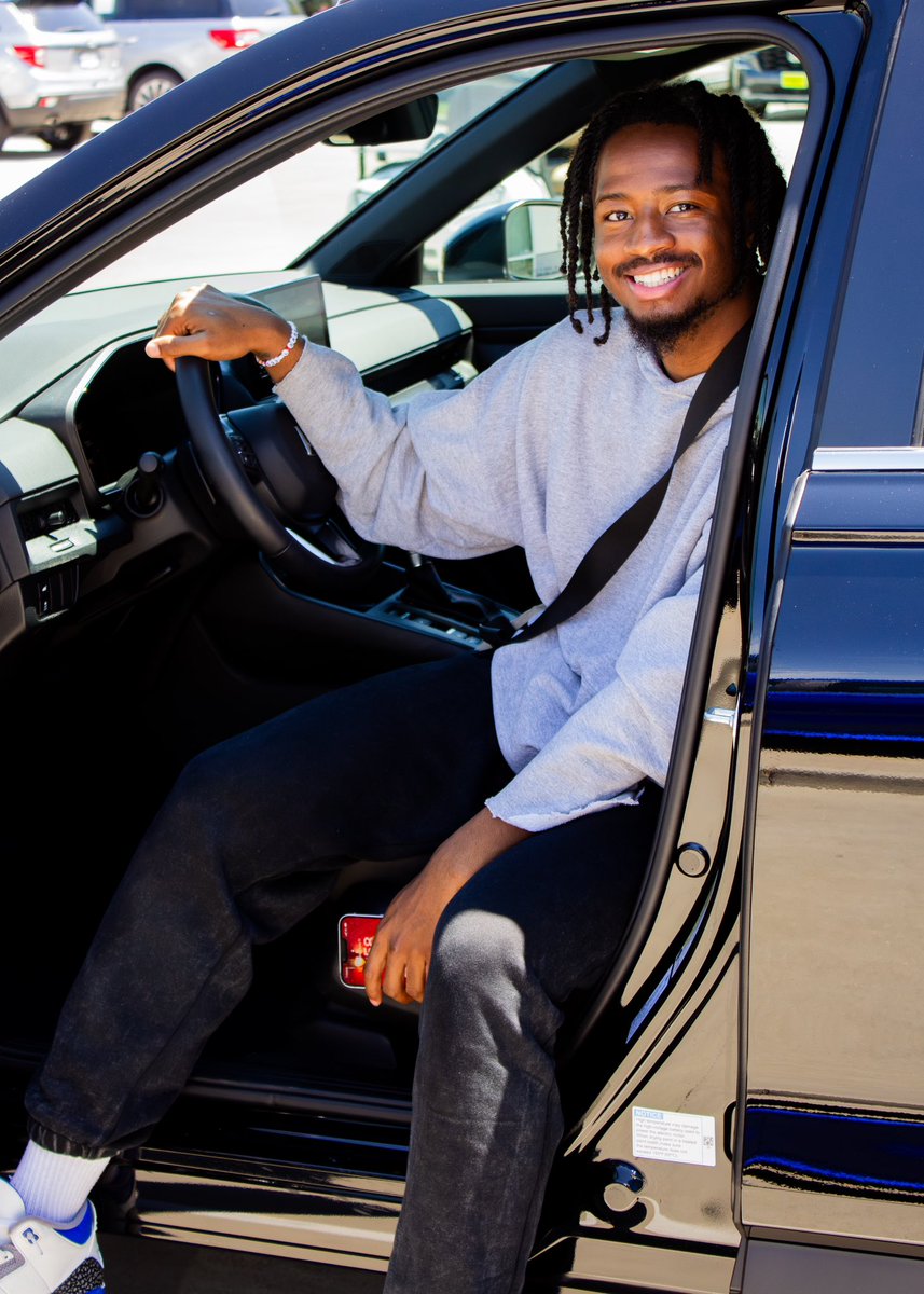 MarkleyMotors's tweet photo. Introducing our newest partnership… @TheGGGuard men’s basketball player, Keshawn Williams!💚💛 
 
We are so excited to partner with Keshawn, who picked up his all new @Honda CRV Hybrid today! Everyone give him a warm welcome and be sure to cheer him on in the coming season. 🏀 https://t.co/yJfdguJmeQ