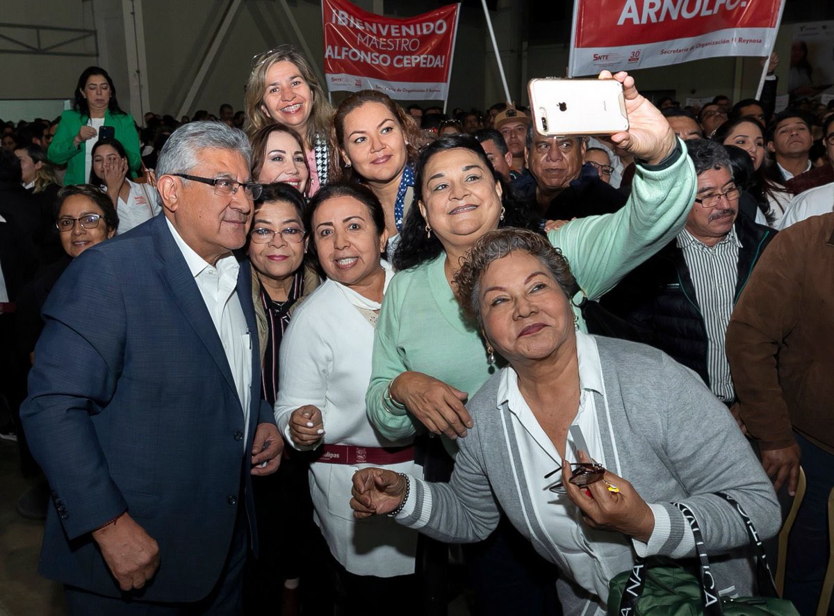 SnteNacional's tweet photo. #ElMaestroEducandoSiempreEstáLuchando
El líder nacional del #SNTE, Mtro. Alfonso Cepeda Salas, refrenda su reconocimiento a los cientos de miles de maestros que todos los días honran la vocación docente y nunca abandonan su responsabilidad en las aulas. Representarlos es un honor https://t.co/YA2achJpAo