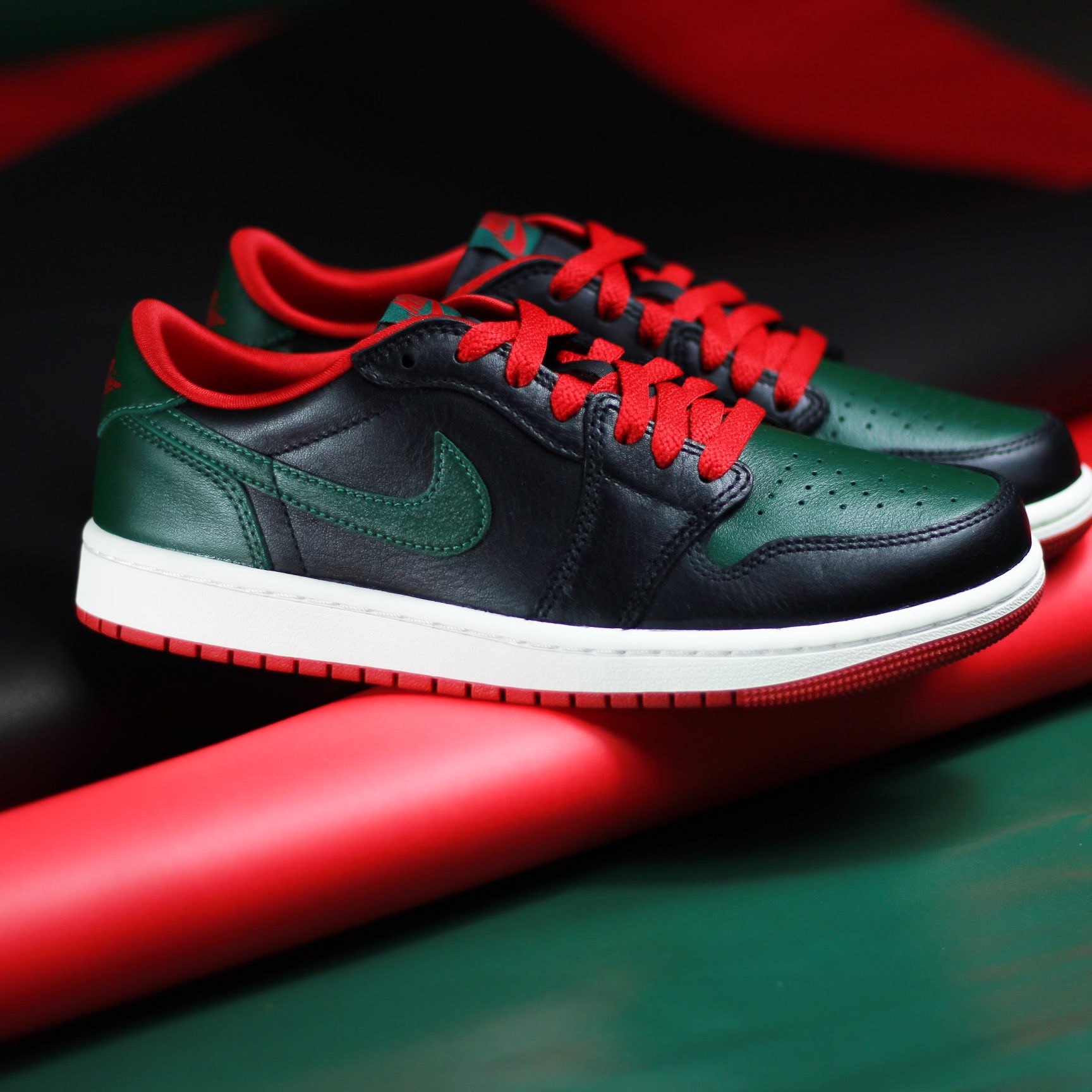 Lee Baron Fashions on X Inspired by Gucci s luxurious color palette this upcoming AJ1 Low features a stylish blend of Black Gorge Green Varsity Red and Sail tones. The WMNS Air Jordan