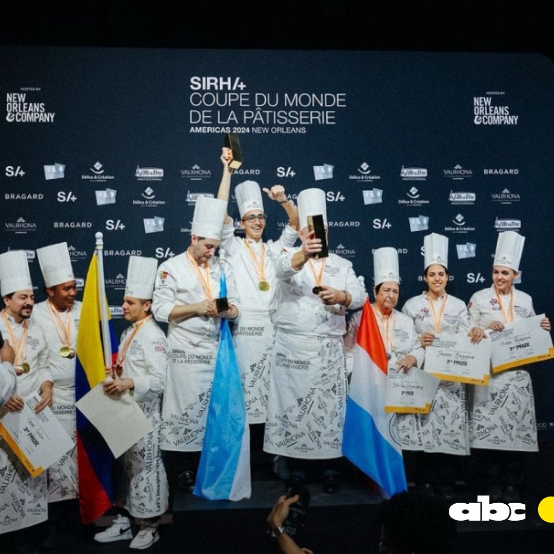 ABCDigital's tweet photo. #AHORA | ¡Medalla de plata para Paraguay! 🥈👏🇵🇾.

Las cuatro paraguayas Rosa Estigarribia, Chiara Pederzani, Johana Borgognon y Giovanna Pederzani se alzaron con el premio en la Copa Mundial de Pastelería, que se celebra en Estados Unidos. 👩‍🍳🎉🏆

Según la representante del equipo Verónica Pardo, es la primera vez que nuestro país participó en este evento.

⭕ Canal de WhatsApp: https://t.co/aAPBX7cxWp