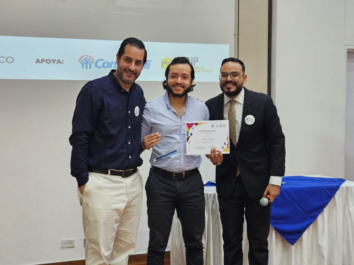 RectorJaveCali's tweet photo. Con orgullo felicitamos a @DavidBaldeon , coordinador del Centro de Juegos y Experiencias Interactivas de la @javerianacali , ganador del Premio Docentes Universitarios @CCidesco 2024, en la categoría Investigación en docencia. https://t.co/SGTUqI5jNL