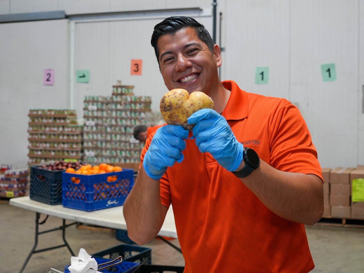 RenovaEnergy's tweet photo. Today, our team at Renova shined a different kind of light by volunteering at @FINDFoodBank ☀️ We’re committed to empowering our community one act of kindness at a time🧡

#RenovaEnergy #coachellavalley #community #solarforgood https://t.co/a03RMZ2Ljm
