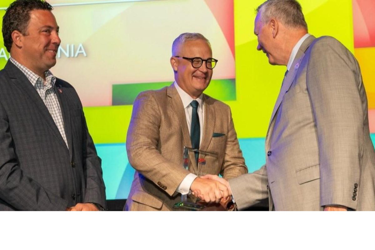 publicpowerorg's tweet photo. APPA recognized 18 individuals &amp; 9 #utilities today during our National Conference in San Diego for service to #PublicPower industry, including Colin Hansen, CEO &amp; GM, @KPPEnergy, recipient of our highest honor, the Alex Radin Distinguished Service Award. https://t.co/jWbRDY0SQL https://t.co/G9saEGTDyH