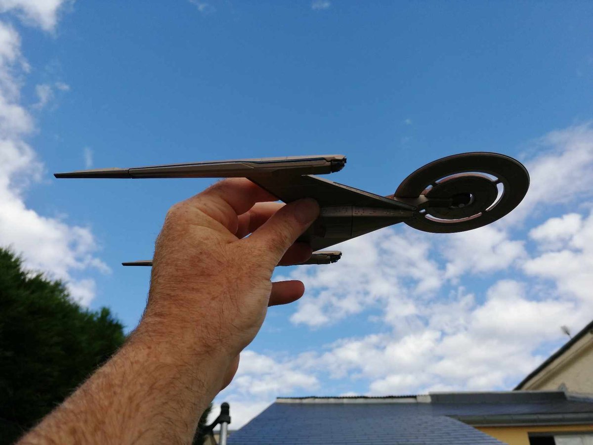 TheSpaceshipper's tweet photo. As of June 17, @MasterReplicas_ will no longer be selling Star Trek replica ships. So now's the time to add to your collection!

To mark the occasion, they're giving away a USS Discovery (XL) signed by designer John Eaves! 

To take part, all you have to do is... https://t.co/C3YscV6a72