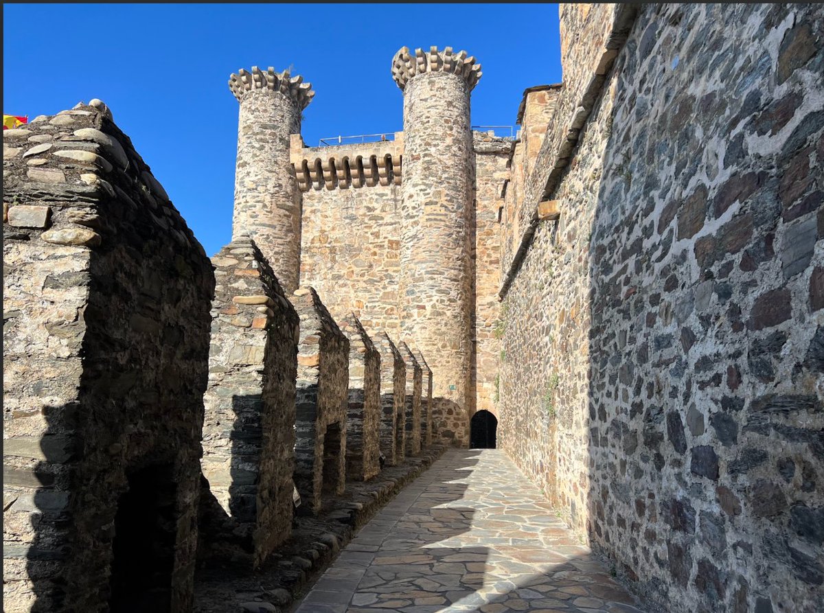 AshleyDwyer's tweet photo. Stepped back in time at Ponferrada Castle today! 🏰✨Also known as Castillo de los Templarios, this stunning fortress has seen centuries of pilgrims pass by on the Camino de Santiago. #ChasingWeatherandWifi #bellamysu #spain❤️ #caminodesantiago https://t.co/dR6J4qKjKM
