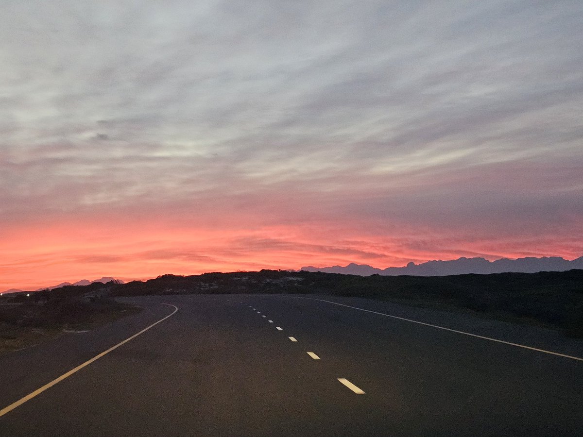mervynjacobs79's tweet photo. Sunrise this morning in Cape Town was on Fire https://t.co/PHZtbqRzct