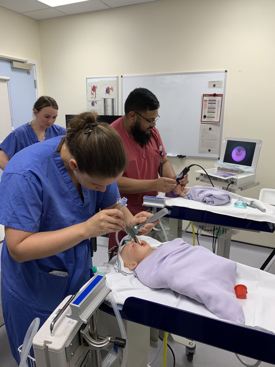 Todays airway management skills session with our rotating medics 🫁👏🏾 using both direct and video laryngoscopy 👀📹 -  which skill are your newest trainees using most? TY to <a href="/Newcastle_NHS/">Newcastle Hospitals Charity</a> for our awesome new sim manikins 👶🏽💛 #neotwitter #neosim