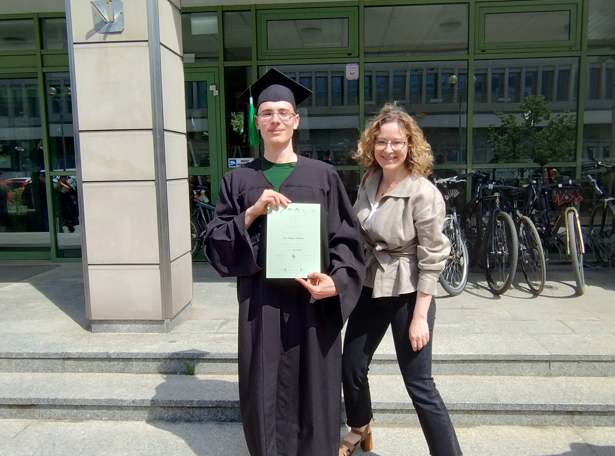 ania_karnkowska's tweet photo. Today we celebrated at @BiolUW the end of the academic year with our masterβs students. πππ
So proud of ππππ¨ππ² ππ¨π₯π₯ππ§πππ«, who gave an amazing closing lecture on his work on #endosymbionts of #protists from freshwaters.
#proudPI
#MicroDivER https://t.co/HTGKRX9f1I