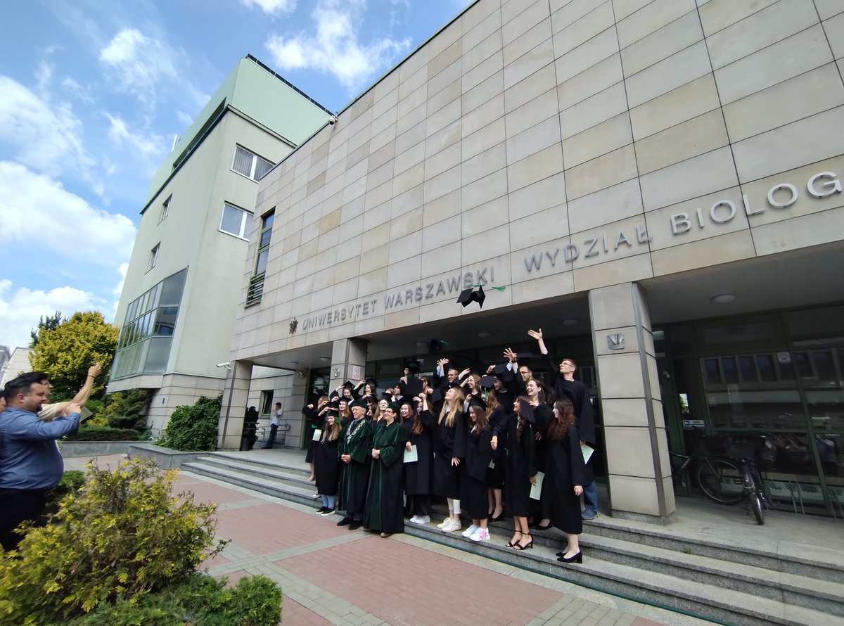 ania_karnkowska's tweet photo. Today we celebrated at @BiolUW the end of the academic year with our masterβs students. πππ
So proud of ππππ¨ππ² ππ¨π₯π₯ππ§πππ«, who gave an amazing closing lecture on his work on #endosymbionts of #protists from freshwaters.
#proudPI
#MicroDivER https://t.co/HTGKRX9f1I