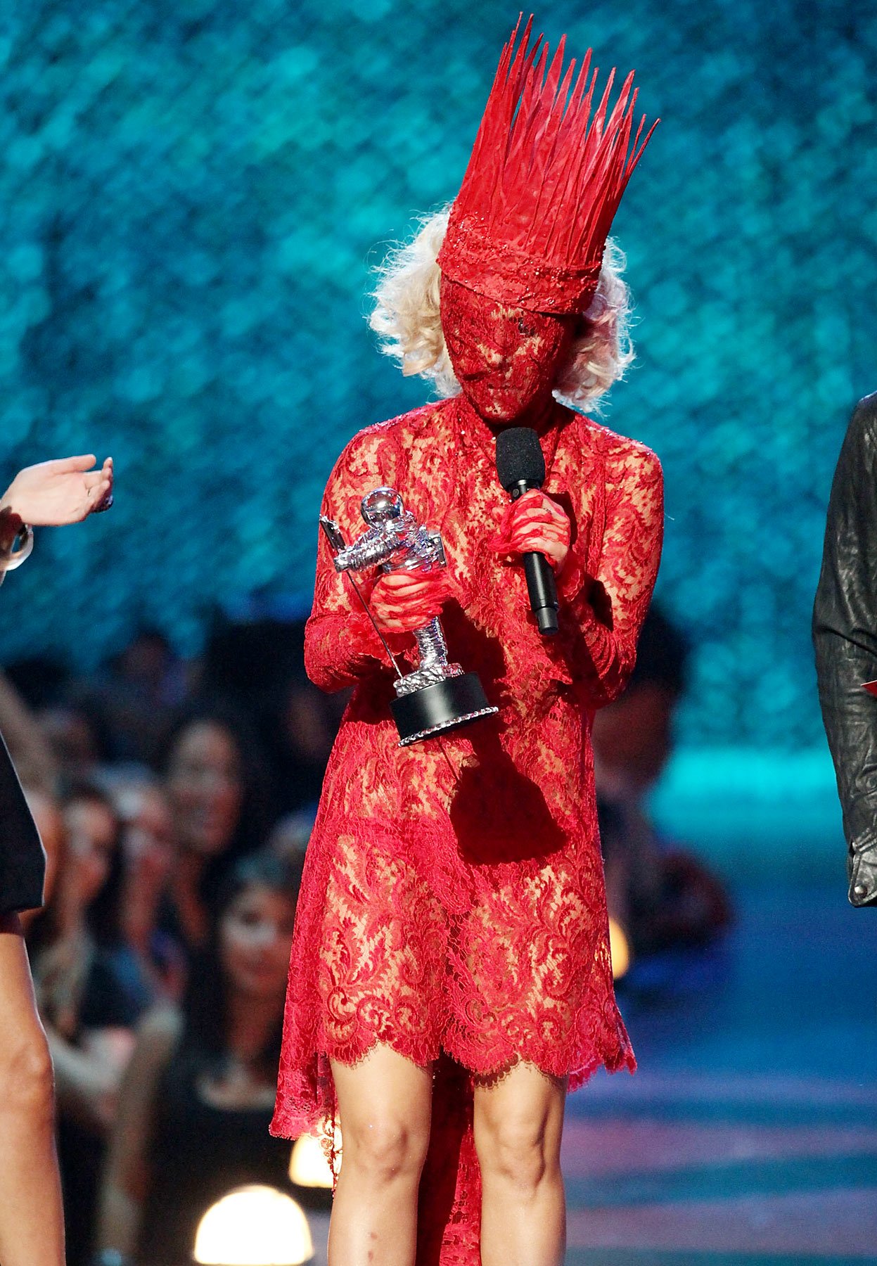 jam on X Lady Gaga wore Alexander McQueen s red lace dress when she accepted her 2009 Best New Artist VMA for Poker Face. Gaga s red dress was from Alexander McQueen Fall 1998