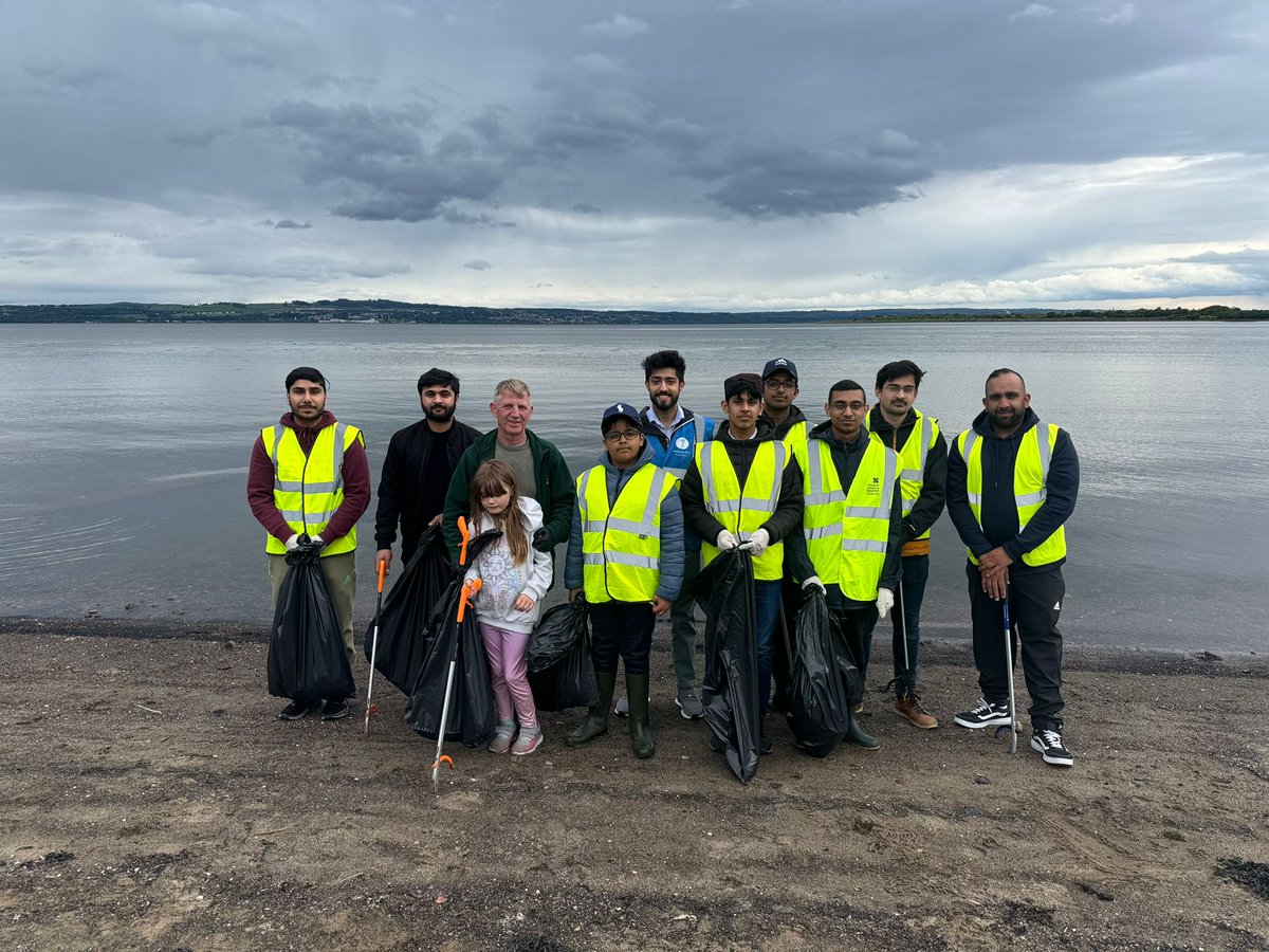 AhmadiyyaScot's tweet photo. The Ahmadiyya Muslim Community Scotland participated in a successful beach cleanup at Torryburn Beach, Fife! 🌊 A big shout-out to @GraemeDownie, Ronnie Collins of West Fife Woodlands, and the local members for their participation. #loveforallhatredfornone #BeachCleanUp #Fife https://t.co/JJ4R56yqZl