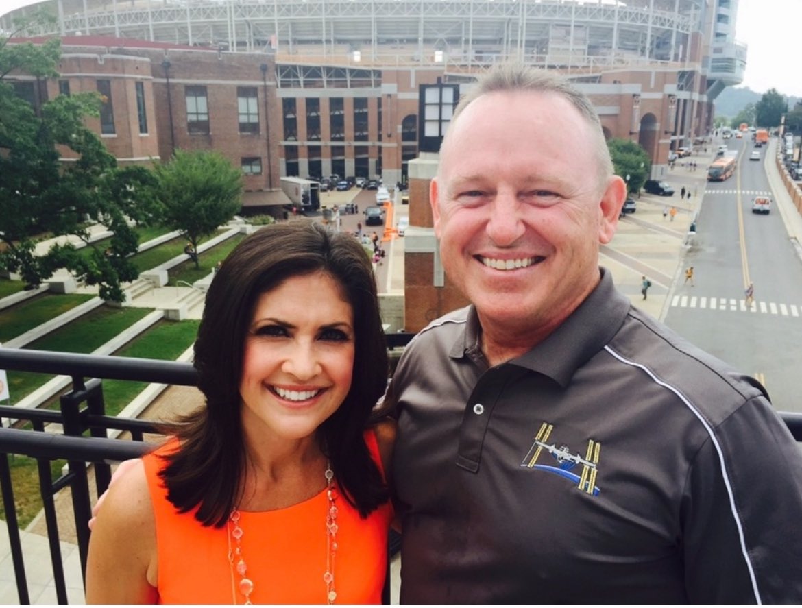 Friendly reminder to answer your phone. Capt. Butch Wilmore called from space to say hi &amp; I missed it! 

Continued prayers for Wilmore as he commands Starliner’s 1st astronaut mission at the <a href="/Space_Station/">International Space Station</a> 👨‍🚀

He’s a proud Tennessean, husband, father &amp; truly one of a kind 🙏🧡