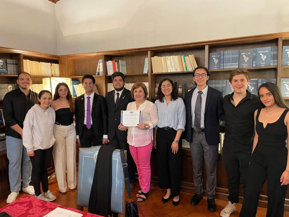 Aselus_usal's tweet photo. También tuvo lugar la entrega del reconocimiento de la membresía de honor de la asociación a la profesora, debido a su amplia trayectoria académica dentro de la Universidad de Salamanca y su compromiso con los estudiantes de la Facultad de la cual fue decana.

¡Felicidades! https://t.co/5YEkRq604R