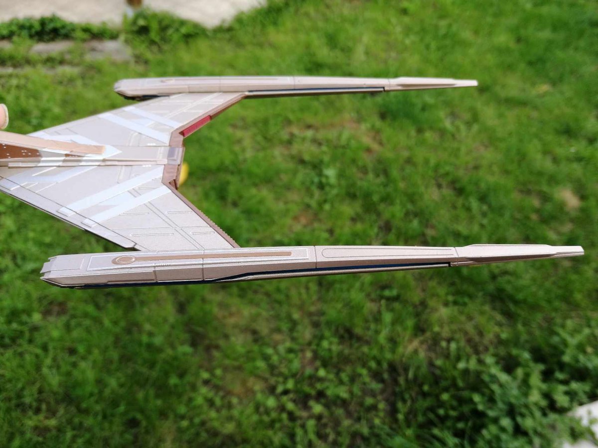 TheSpaceshipper's tweet photo. As of June 17, @MasterReplicas_ will no longer be selling Star Trek replica ships. So now's the time to add to your collection!

To mark the occasion, they're giving away a USS Discovery (XL) signed by designer John Eaves! 

To take part, all you have to do is... https://t.co/C3YscV6a72