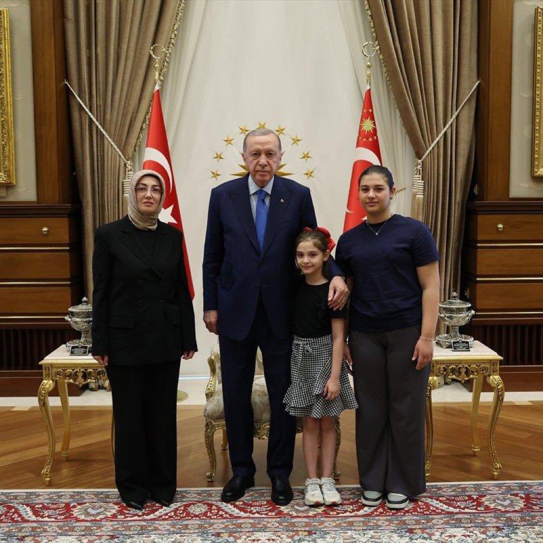 Servet_Avci's tweet photo. “Torbacının, jiletçinin, hapçının canı cehenneme… Azmettirenler ortaya çıkarılmadıkça yürekler soğumayacaktır…” demiştik… Bu fotoğraf, ağır kalan adaletin kapısını tekmeliyor şimdi… Altını tekrar çizelim: O iki yavrunun ahı dururken, katillerin ve azmettiricilerin yüzünün güldüğü dünya bize ait olmayacaktır…