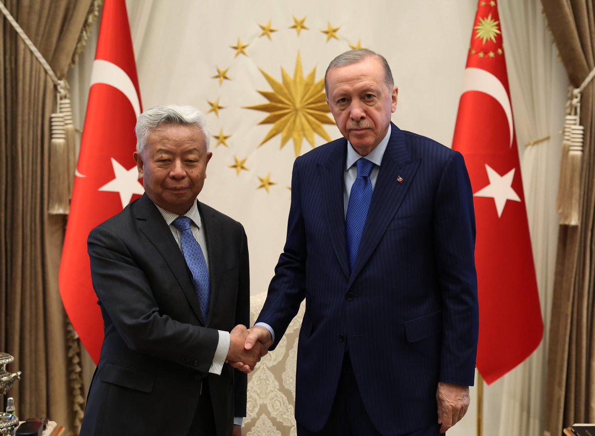 tcbestepe_fr's tweet photo. Le Président @RTErdogan a reçu le Président de la Banque asiatique d'investissement pour les infrastructures, Jin Liqun dans le complexe présidentiel. https://t.co/iZFBmj46qZ