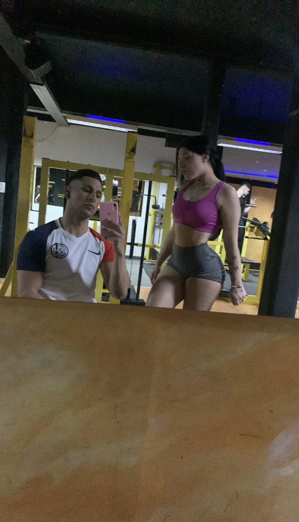 Aguigutierrez1's tweet photo. Porfin encontré al hombre que entrena con la misma pasión que yo, no se conformen con cualquier gordito salchipapa chicas !!! https://t.co/AJsXacViQR