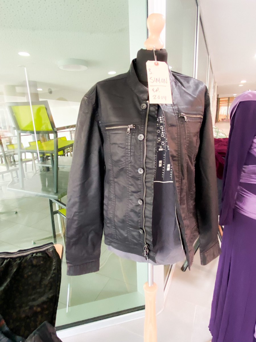 TalkConvToMe's tweet image. On avait eu une petite exposition d’accessoires et de vêtements que les fans avaient ramené qui appartenaient à la série #THOS4