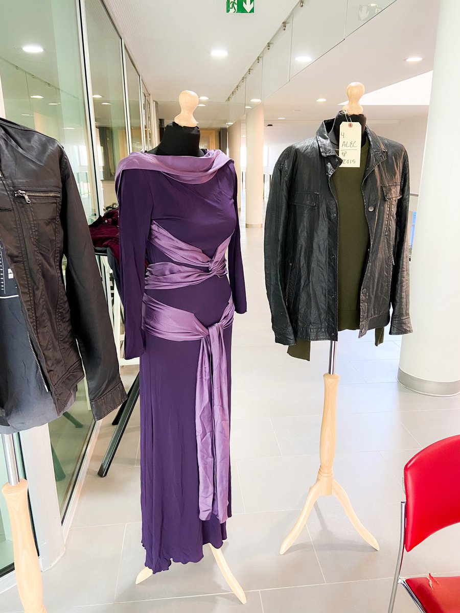 TalkConvToMe's tweet image. On avait eu une petite exposition d’accessoires et de vêtements que les fans avaient ramené qui appartenaient à la série #THOS4