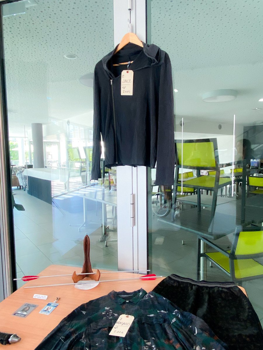 TalkConvToMe's tweet image. On avait eu une petite exposition d’accessoires et de vêtements que les fans avaient ramené qui appartenaient à la série #THOS4