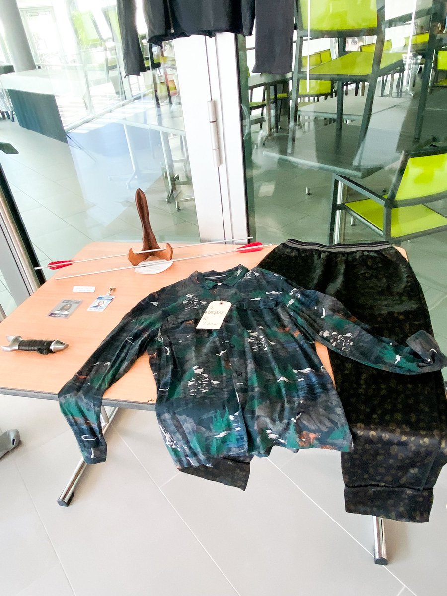 TalkConvToMe's tweet image. On avait eu une petite exposition d’accessoires et de vêtements que les fans avaient ramené qui appartenaient à la série #THOS4