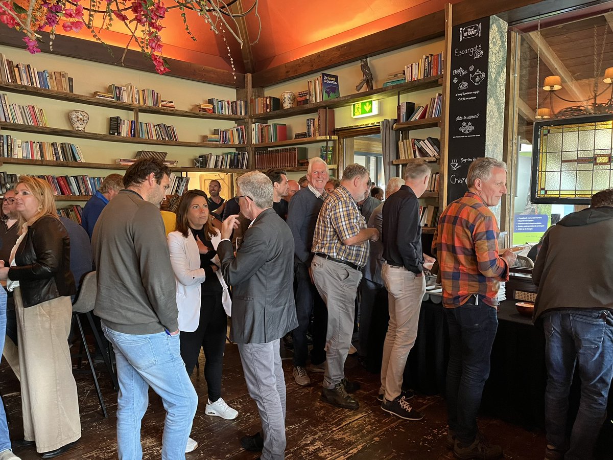 Wat een succes! Vandaag na 10 jaar weer een Koninklijke VHG Landelijke Ledenbijeenkomst Met ruim 140 leden netwerken wij, barbecuen wij en krijgen wij na een welkomswoord van John Koomen een enorm interessante en presentatie van Wim Davidse over kansen op de arbeidsmarkt!

#VHG