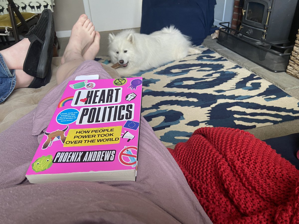 sarahcchilds's tweet photo. Book, bump and (polar) bear (dog). Enjoying a relaxing holiday with  @DocPhoenix ‘s fab book https://t.co/jeGO1g8nxr