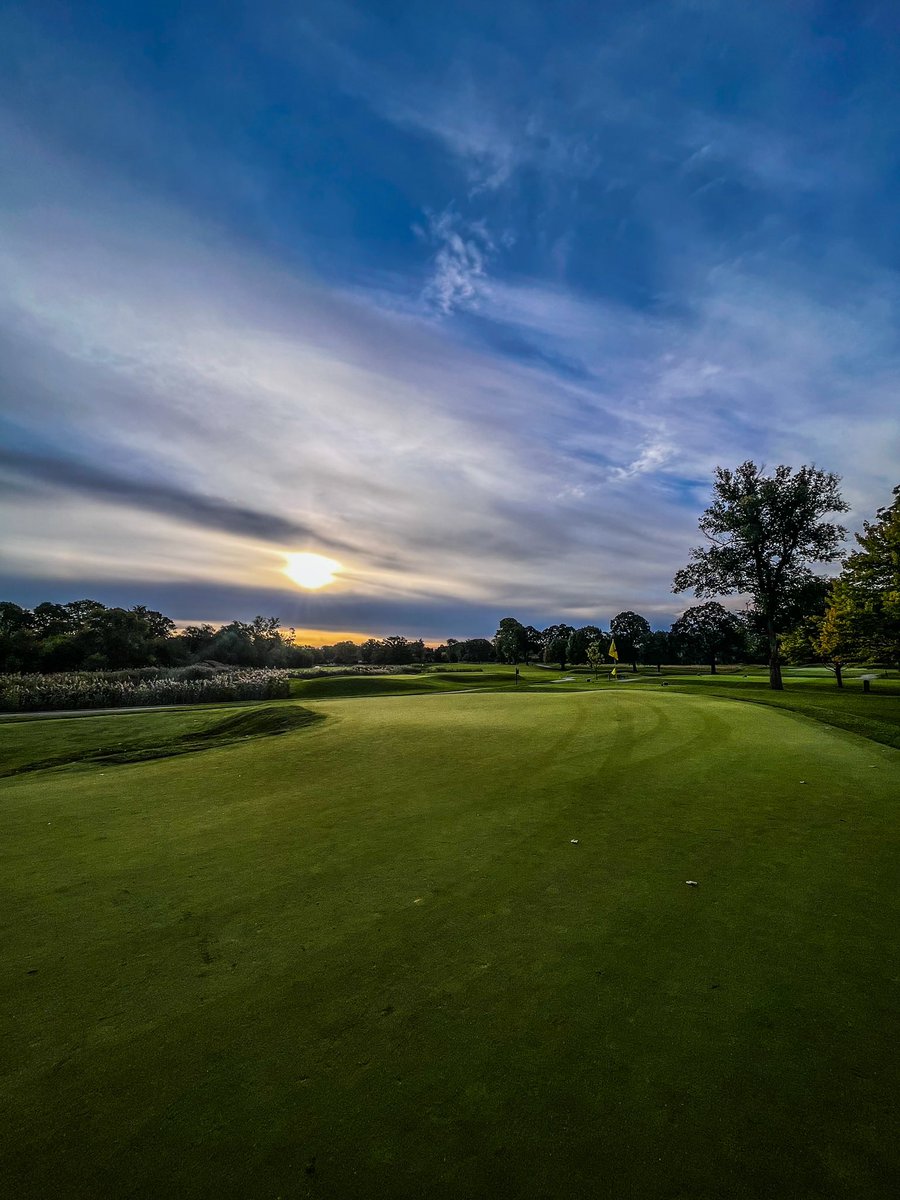 MtProspectGC's tweet photo. Early bird gets the tee time! ⛳️
.
.
#golf #course #golfcourse #sport #golfing #golflove #juniorgolf #illinoisgolf #chicagogolf #golfmtprospectgc #mtprospect #sunrisegolf #mtprospectgc #drivingrange #mpgc #puttinggreen #golfers #publicgolf #9holes #18holes #teetimes #sunrise https://t.co/1EhZptdCpn