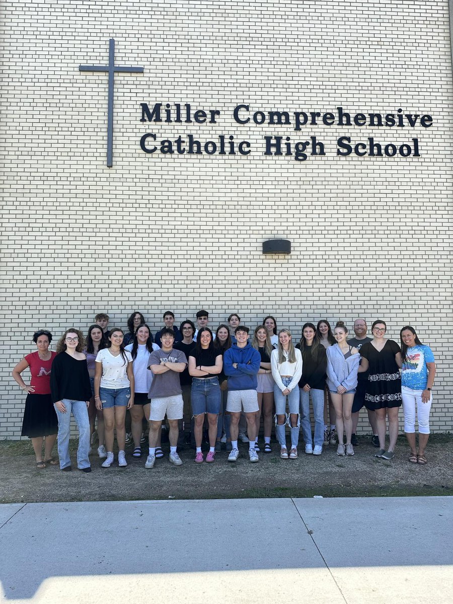 Félicitations à notre 3ème classe de finissants et de finissantes bilingues! <a href="/MillerCHS/">MillerCCHS</a> @RCSDenfrancais <a href="/RCSD_No81/">YQR Catholic Schools</a>