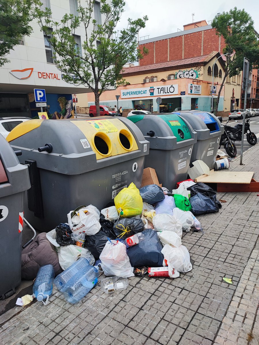 jortegag86's tweet photo. @ajterrassa @jordi_ballart 3 días seguidos que me encuentro la basura de plástico de esta manera, contando que vais a cobrar una media 70€ por la cara... esto sin tener en cuenta que todos los contenedores están rotos. Gracias, cada vez lo hacéis mejor. https://t.co/9T4OPMgMrV