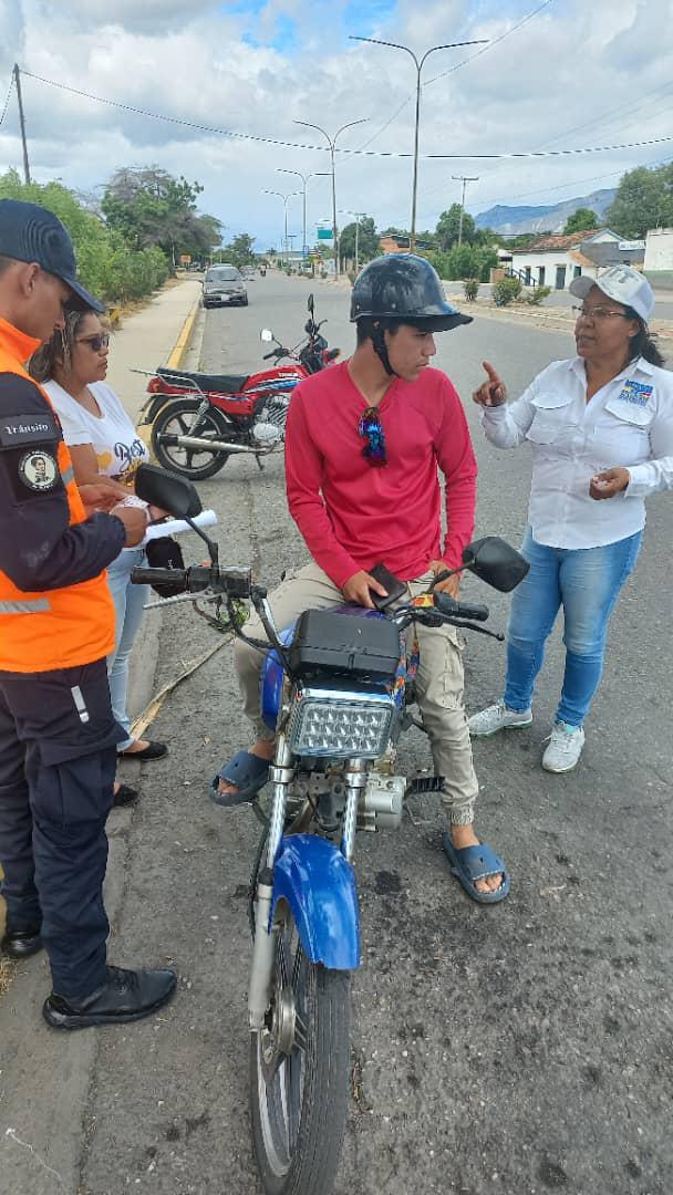 InttContigo's tweet photo. #Educación | El #INTT El Tocuyo, en compañía de @PNBVzla, concientizan en materia de seguridad vial a los conductores que hacen vida en los corredores viales en el municipio Morán.
-
#NicoLeEchaPichón https://t.co/b4wzMAWDx9