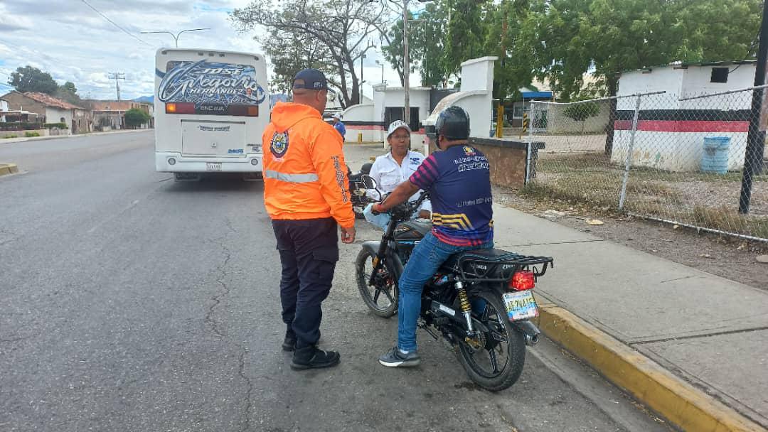 #Educación | El #INTT El Tocuyo, en compañía de <a href="/PNBVzla/">Cuerpo de Policía Nacional Bolivariana.</a>, concientizan en materia de seguridad vial a los conductores que hacen vida en los corredores viales en el municipio Morán.
-
#NicoLeEchaPichón