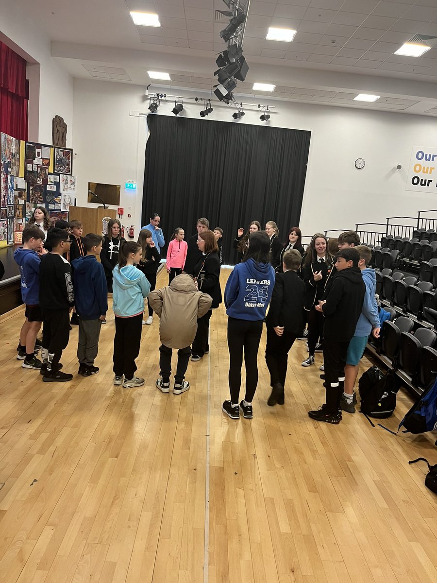 DHS_PET's tweet photo. ✏️Our P7’s were up for their first full day in DHS before coming after summer.

⭐️I’m so proud of our PET pupils today, they all showed fantastic leadership running sessions for all of the new S1! 

☺️Looking forward to the next two days of visits 

#article29 https://t.co/6K56VDJPev