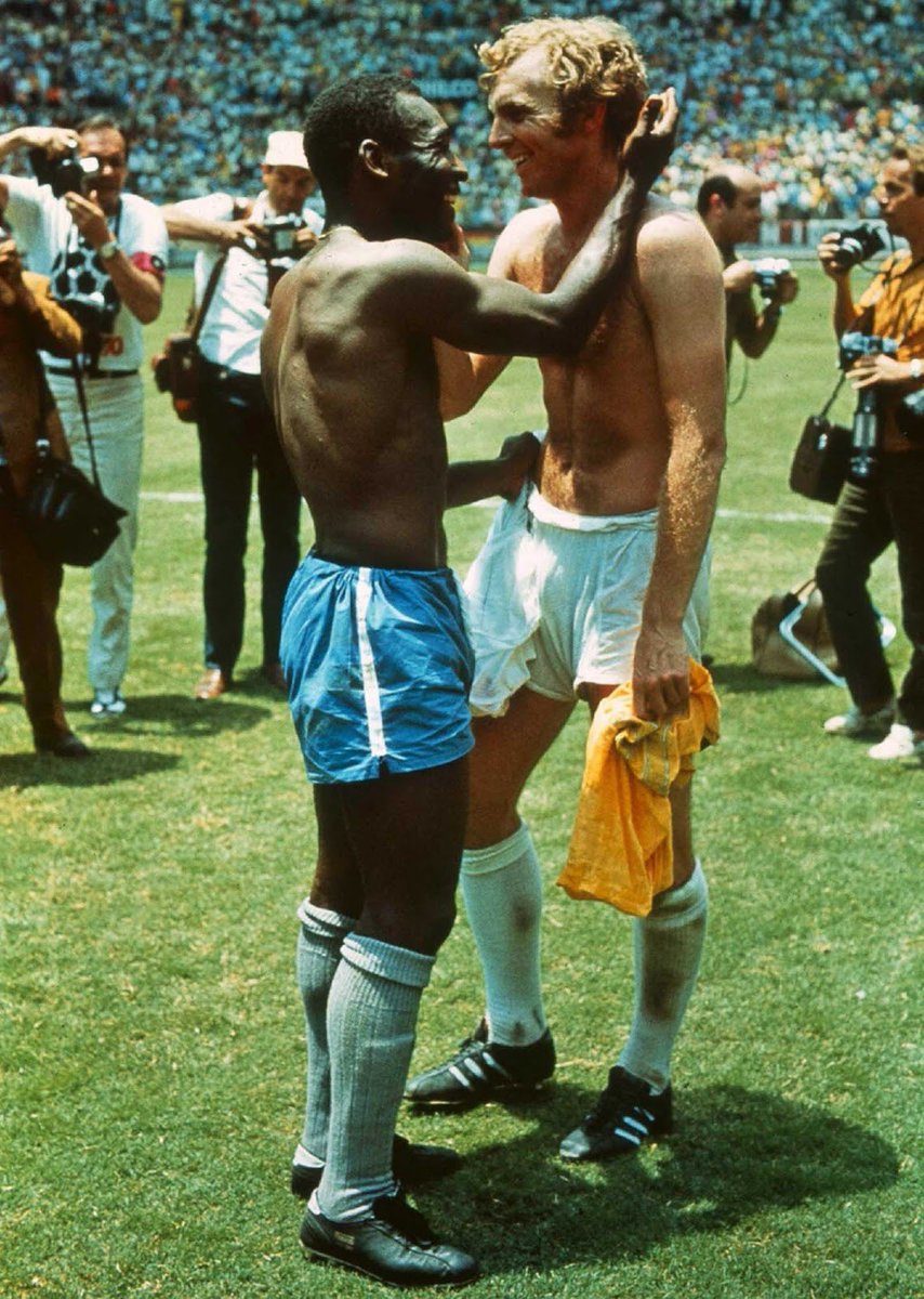 goldcupchelt's tweet photo. @footballtweet Now this is the most iconic photo in football history! https://t.co/7FZqC1fJr2