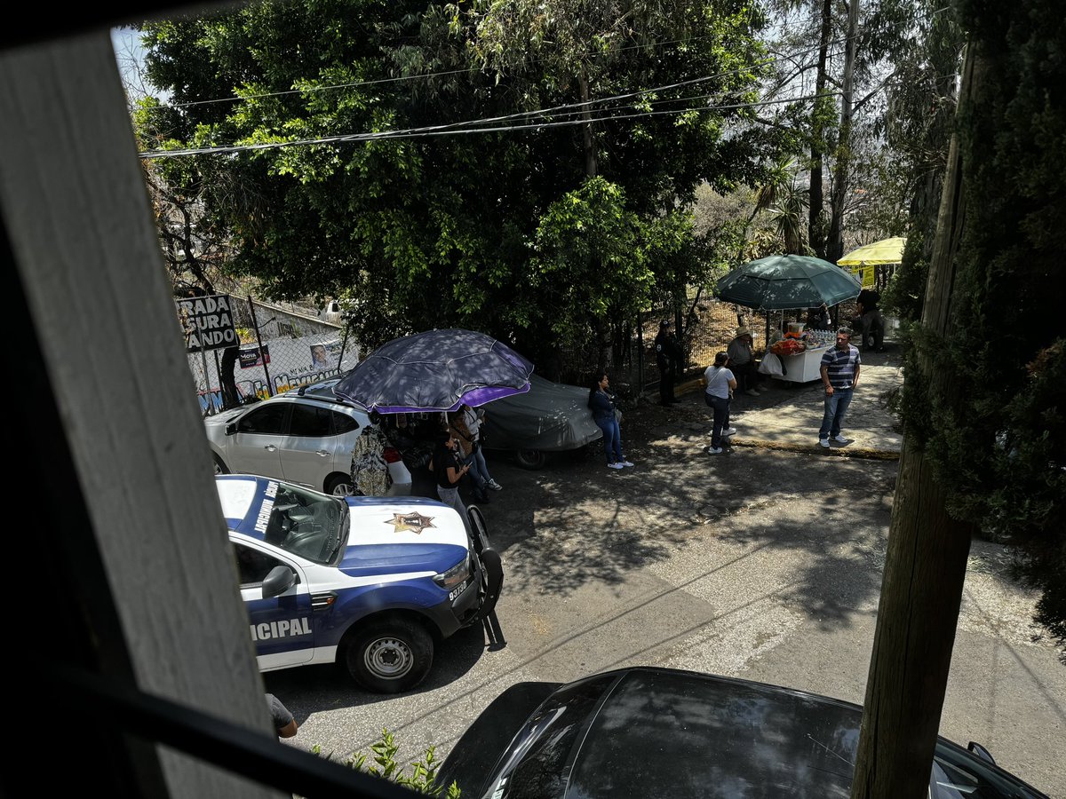 Leiza_'s tweet photo. @denuncianau @GobNau @Edomex no puede ser que la calle esté llena de carros, ambulantes y hasta la patrulla estorbe… hagan algo en la colonia independencia la Escuela Miguel Hidalgo es un problema los vecinos ya estamos hartos y por los ambulantes no podemos cerrar la calle https://t.co/jaRTHV86tp