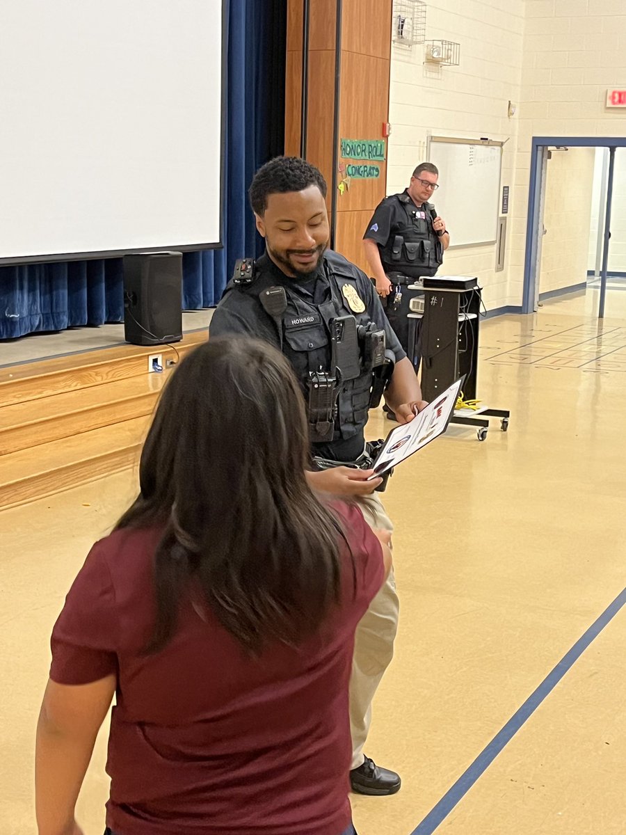 PGPDNews's tweet image. Join us in congratulating 🎉 these 5th grade students of @pgcps Accokeek Academy for completing the D.A.R.E program! They are committed to making safe and responsible choices for themselves. 

#dare #graduationszn