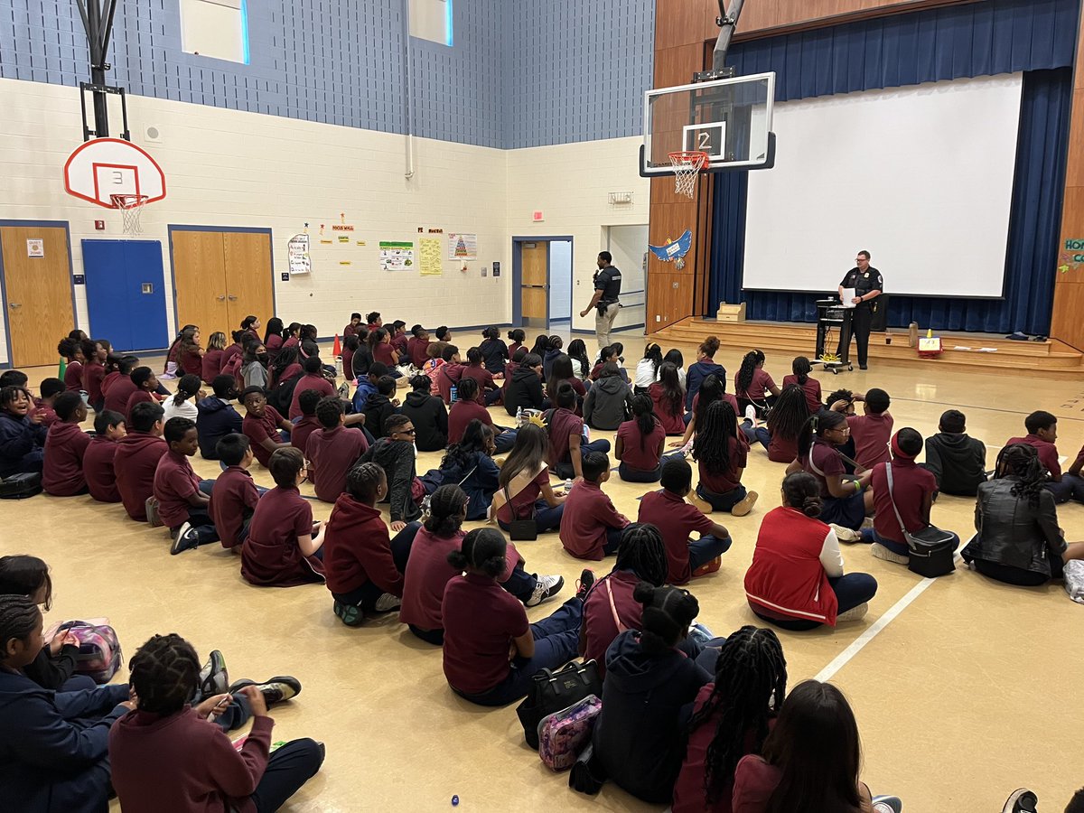 PGPDNews's tweet image. Join us in congratulating 🎉 these 5th grade students of @pgcps Accokeek Academy for completing the D.A.R.E program! They are committed to making safe and responsible choices for themselves. 

#dare #graduationszn