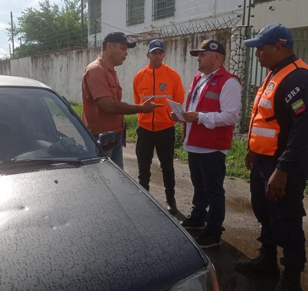 #Prevención | Funcionarios del #INTT, #CPNB y Policía Municipal de Cabimas, desplegados, verificando documentación de conductores y concientizando sobre uso de dispositivos de protección a fin de promover la seguridad vial en el municipio. 
-
#NicoLeEchaPichón