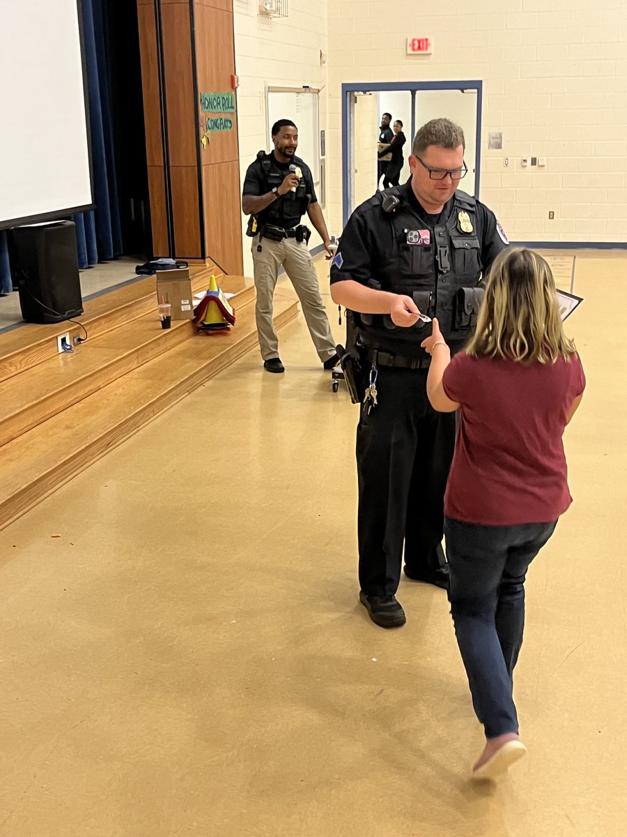 pgpd_noticias's tweet image. ¡Únase a nosotros para felicitar a estos estudiantes de 5º grado de la Academia Accokeek de @pgcps por completar el programa D.A.R.E.! Están comprometidos a tomar decisiones seguras y responsables por sí mismos.

#dare #graduationszn