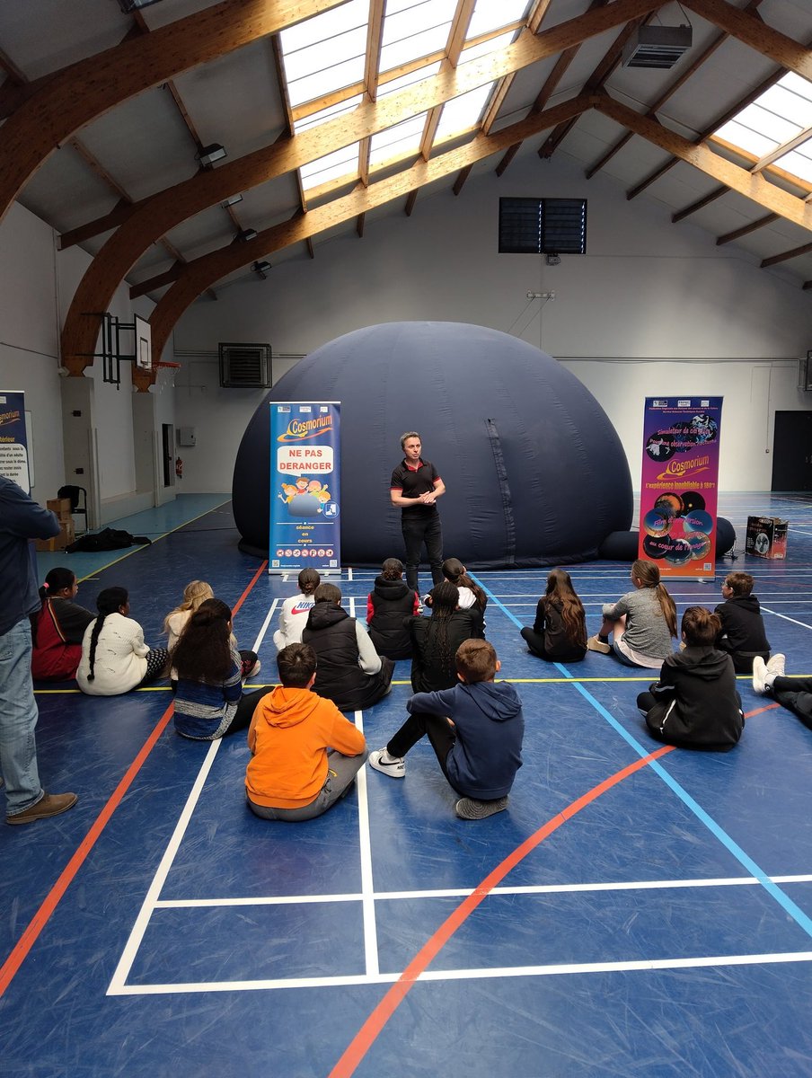 pradoc45's tweet photo. Séances "la tête dans les étoiles" avec les 6èmes dans le #cosmorium du @FRMJCSTS 🌟✨💫 merci @FrmjcLoicSts #collegePicasso45 https://t.co/nASbQFLqYL