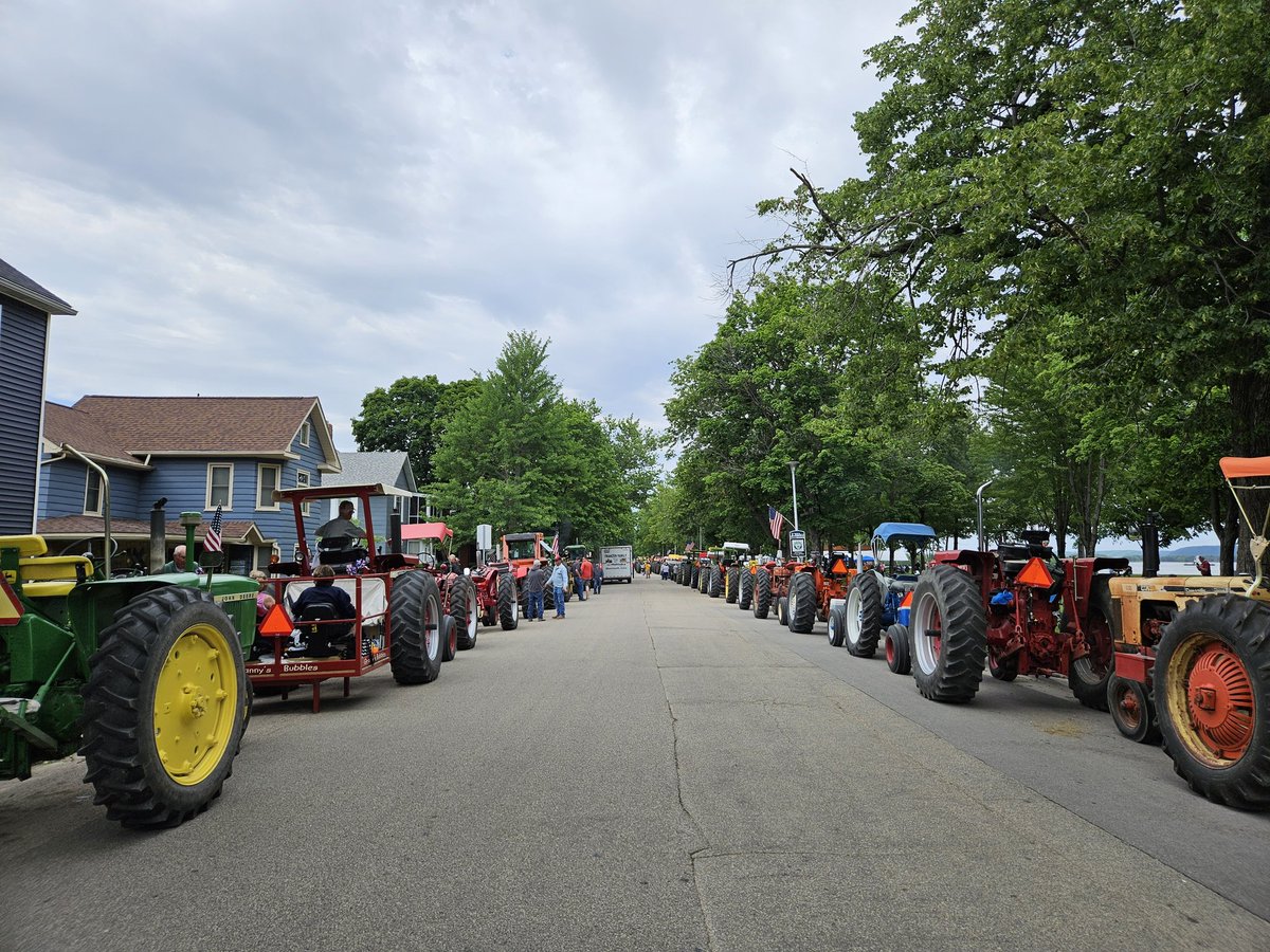 BigShowFarm's tweet photo. It's #Tractorcade in Guttenberg! Eating by the Mississippi on a beautiful, cool summer day. https://t.co/Xf5czYQvKp