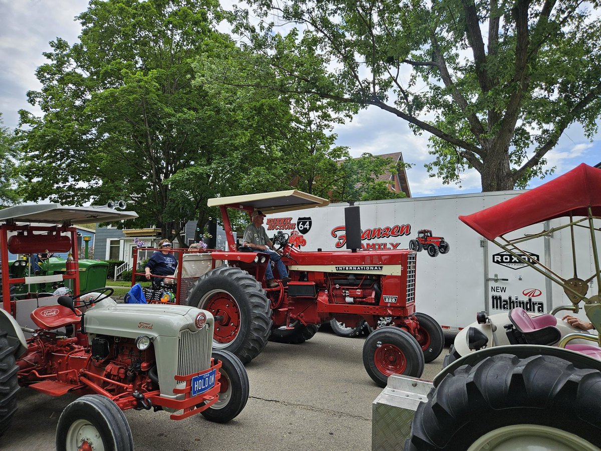 BigShowFarm's tweet photo. It's #Tractorcade in Guttenberg! Eating by the Mississippi on a beautiful, cool summer day. https://t.co/Xf5czYQvKp