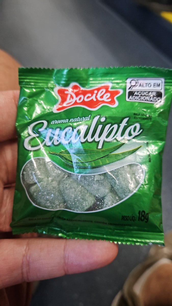 Existe amor no Rio. Ganhei uma balinha de graça de um pedinte kk Tava eu, na paix do senhor em frente o hospital aqui, mas tossindo que nem um desgraçado e me passa um vendedor de balinha pedindo um real. Ele vê que tô mais fudido que ele e me faz essa caridade 😳🥹