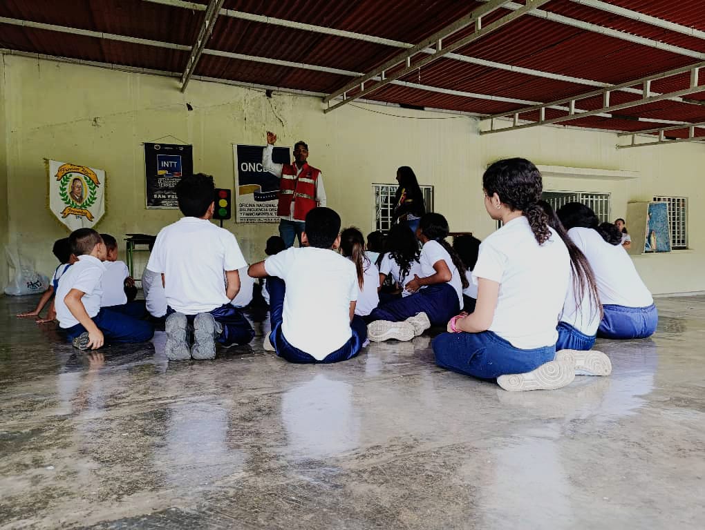 #Educando | INTT San Felipe ofrece charla sobre seguridad vial, dirigida a los futuros conductores, motociclistas de la E.B. La Ermita en el Cocorote, con el propósito de fomentar una cultura de seguridad, prevención y respeto en las vías desde la temprana edad.
#NicoLeEchaPichón